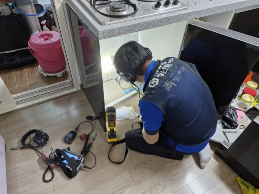 누수공사 시공사례 - 관악구 신림동 누수탐지 아랫집 천장누수 원인은 싱크대 아래 수도배관 부분교체 업체 해결기