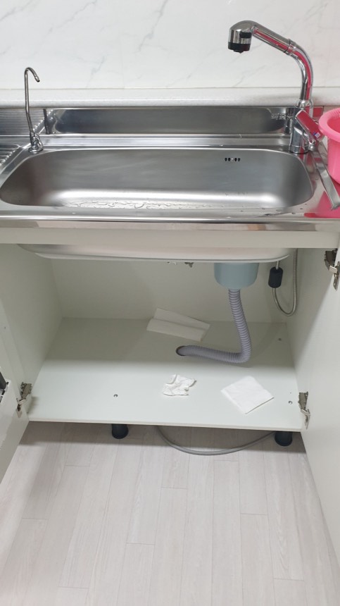 배관누수 시공사례 - 천장에서 물떨어질때 원인은? 싱크대 앵글밸브 누수 해결 현장
